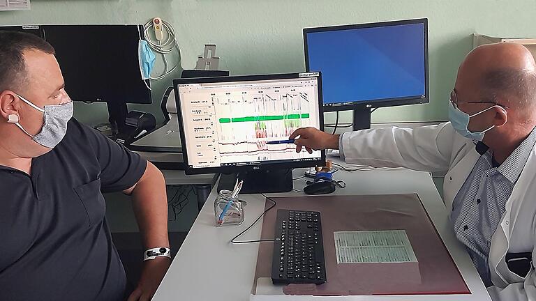 Unser Bild zeigt den Ärztlichen Direktor und Chefarzt der Abteilung Pneumologie, Dr. Bernd Seese (rechts), bei der Besprechung von Untersuchungsergebnissen mit einem Patienten. Foto: Marion Meißner-Dauelsberg - Unser Bild zeigt den Ärztlichen Direktor und Chefarzt der Abteilung Pneumologie, Dr. Bernd Seese (rechts), bei der Besprechung von Untersuchungsergebnissen mit einem Patienten. Foto: Marion Meißner-Dauelsberg Unser Bild zeigt den Ärztlichen Direktor und Chefarzt der Abteilung Pneumologie, Dr. Bernd Seese (rechts), bei der Besprechung von Untersuchungsergebnissen mit einem Patienten. Foto: Marion Meißner-Dauelsberg - Unser Bild zeigt den Ärztlichen Direktor und Chefarzt der Abteilung Pneumologie, Dr. Bernd Seese (rechts), bei der Besprechung von Untersuchungsergebnissen mit einem Patienten. Foto: Marion Meißner-Dauelsberg