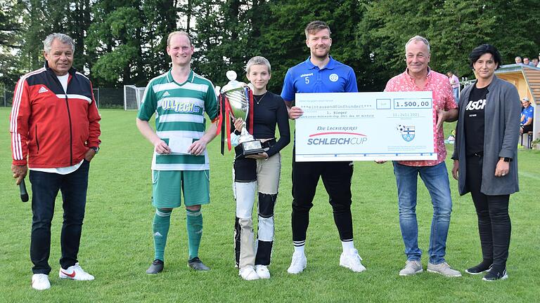 Siegerehrung beim Schleich-Cup (von links): Altfelds Sportvorstand Helmut Freudenberger, Christian Huth (Kapitän TSV Neuhütten-Wiesthal), Luna Schleich, David Drösler (Kapitän Würzburger FV) sowie Olaf und Daniela Schleich. Siegerehrung beim Schleich-Cup (von links): Altfelds Sportvorstand Helmut Freudenberger, Christian Huth (Kapitän TSV Neuhütten-Wiesthal), Luna Schleich, David Drösler (Kapitän Würzburger FV) sowie Olaf und Daniela Schleich.
