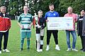 Siegerehrung beim Schleich-Cup (von links): Altfelds Sportvorstand Helmut Freudenberger, Christian Huth (Kapitän TSV Neuhütten-Wiesthal), Luna Schleich, David Drösler (Kapitän Würzburger FV) sowie Olaf und Daniela Schleich.