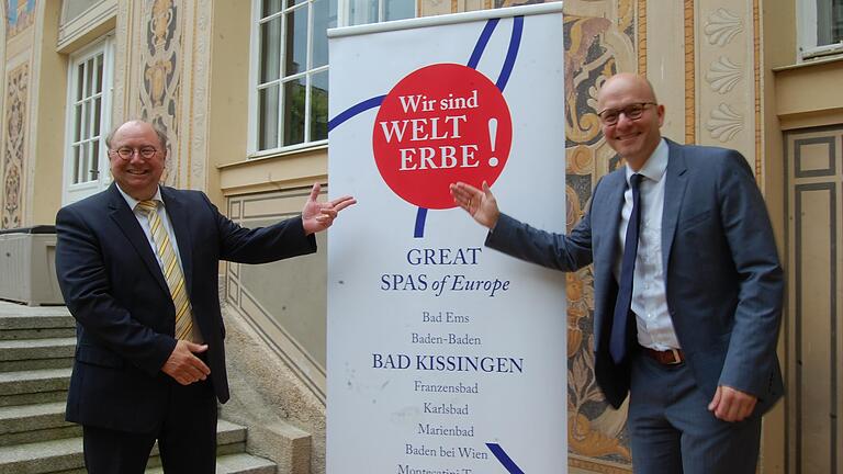 Oberbürgermeister Dirk Vogel (rechts) und der städtische Projektmanager Peter Weidisch freuen sich über die Auszeichnung in China. Am Regentenbau präsentierten sie ein vorbereitetes Transparent. Oberbürgermeister Dirk Vogel (rechts) und der städtische Projektmanager Peter Weidisch freuen sich über die Auszeichnung in China. Am Regentenbau präsentierten sie ein vorbereitetes Transparent. 