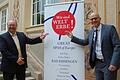 Oberbürgermeister Dirk Vogel (rechts) und der städtische Projektmanager Peter Weidisch freuen sich über die Auszeichnung in China.&nbsp; Am Regentenbau präsentierten sie ein vorbereitetes Transparent.&nbsp;&nbsp;