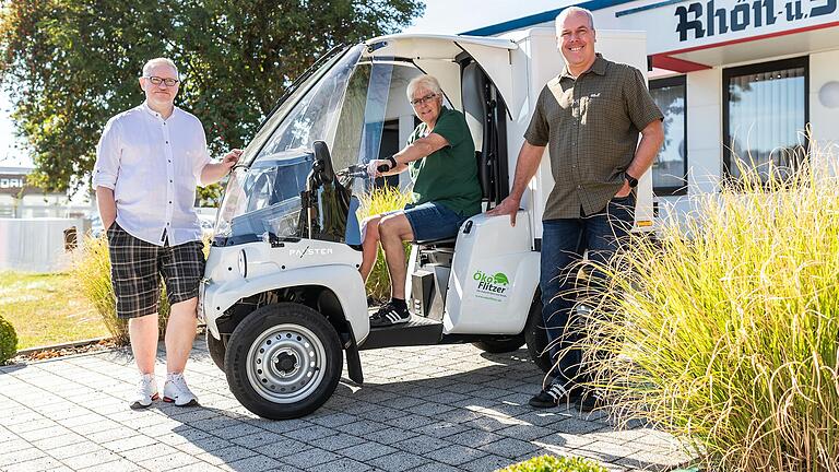 Ralf Göpfert, Mitarbeiter in der Zustellung (links), Bad Neustadts Gebietsleiterin Birgit Gerbig und Fuhrparkleiter Ralf Hofmann sprachen nach dem Ende des dreiwöchigen Testlaufs über die Vor- und Nachteile des Elektro-Fahrzeugs. Ralf Göpfert, Mitarbeiter in der Zustellung (links), Bad Neustadts Gebietsleiterin Birgit Gerbig und Fuhrparkleiter Ralf Hofmann sprachen nach dem Ende des dreiwöchigen Testlaufs über die Vor- und Nachteile des Elektro-Fahrzeugs.