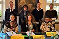 Im Rathaussaal, hintere Reihe von links: Bürgermeister Thorsten Wozniak, Schulleiterin Elisabeth Grimanelis, Realschullehrkräfte Bernd Schmiedel, Saskia Fischer; vorne von links: SchülersprecherInnen Mira Derese (8c), Julia Schaible (10a), Jerome Bauer (6b).