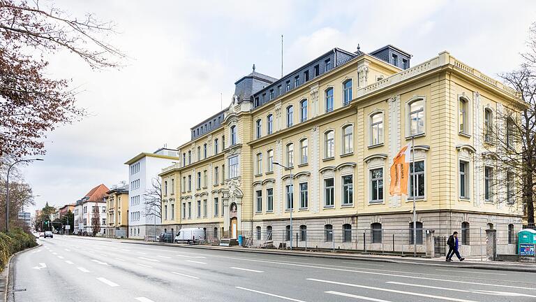 Die ehemalige Augenklinik am Röntgenring in Würzburg zu Beginn dieses Jahres: Die Sanierung des Gebäudes mit der prachtvollen Fassade ist nahezu fertiggestellt.&nbsp;