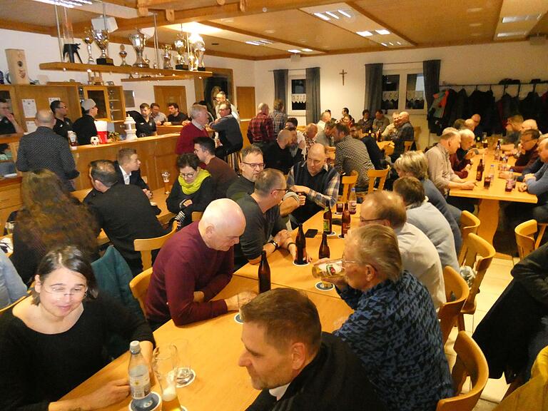 Blick in die Reihen der Bürgerinnen und Bürger im Sportheim des SV Stammheim während der Bürgerversammlung. Blick in die Reihen der Bürgerinnen und Bürger im Sportheim des SV Stammheim während der Bürgerversammlung.