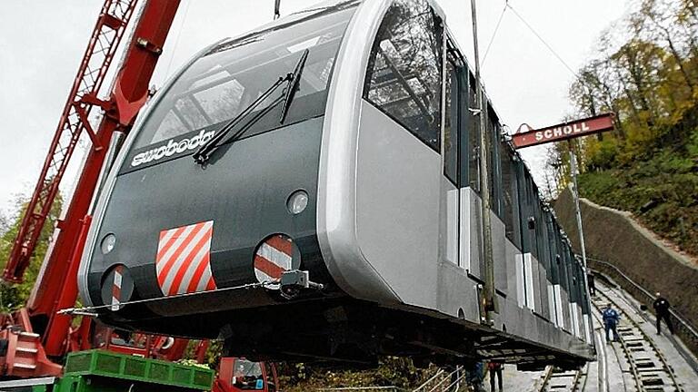 Neue Wagen der Bergbahn in Heidelberg - In der Bergbahn in Heidelberg können pro Wagen bis zu 130 Personen mitfahren. Das Bild entstand 2004 bei der Inbetriebnahme neuer Wagen. Neue Wagen der Bergbahn in Heidelberg - In der Bergbahn in Heidelberg können pro Wagen bis zu 130 Personen mitfahren. Das Bild entstand 2004 bei der Inbetriebnahme neuer Wagen.