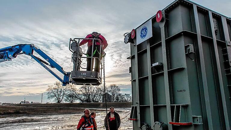 Präzisionsarbeit war bei der Verladung der 117 Tonnen schweren Kompensationsspulen vom Schiff auf dem Main auf den Tieflader gefragt. Von der Mainlände in bergrheinfeld aus wurden die Spulen zum Umspannwerk von TenneT in Bergrheinfeld gefahren. Präzisionsarbeit war bei der Verladung der 117 Tonnen schweren Kompensationsspulen vom Schiff auf dem Main auf den Tieflader gefragt. Von der Mainlände in bergrheinfeld aus wurden die Spulen zum Umspannwerk von TenneT in Bergrheinfeld gefahren.