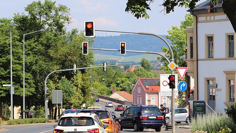 Die Ampeln entlang der B8 in Kitzingen geben regelmäßig Anlass für Ärger. Die Ampeln entlang der B8 in Kitzingen geben regelmäßig Anlass für Ärger. 