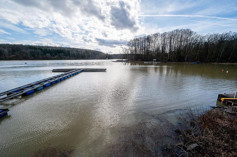 Mitte Januar lag der Bootssteg des Segelclubs noch trocken. Jetzt ist der Pegel so weit gestiegen, dass auch große Boote zu Wasser gelassen werden können. Mitte Januar lag der Bootssteg des Segelclubs noch trocken. Jetzt ist der Pegel so weit gestiegen, dass auch große Boote zu Wasser gelassen werden können.