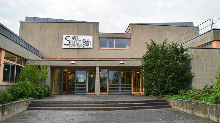 Die Dr.-Karlheinz-Spielmann-Schule in Iphofen feierte ihren 50. Geburtstag im vergangenen Jahr. Die Dr.-Karlheinz-Spielmann-Schule in Iphofen feierte ihren 50. Geburtstag im vergangenen Jahr.