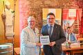 Der Vorsitzende des Tourismusverbandes, Landrat Christoph Schauder (rechts), heißt das neue Mitglied Claudia Wölpper-Murphy als neues Mitglied im Verband willkommen.