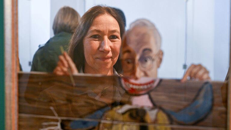 Barbara Lenz gespiegelt im humorvollen hinter Glas gemalten Selbstporträt ihres Vaters - zu sehen in der Residenz in der Ausstellung 'Phantastische Orte' anlässlich des 100. Geburtstags des Künstlers. Barbara Lenz gespiegelt im humorvollen hinter Glas gemalten Selbstporträt ihres Vaters - zu sehen in der Residenz in der Ausstellung 'Phantastische Orte' anlässlich des 100. Geburtstags des Künstlers.