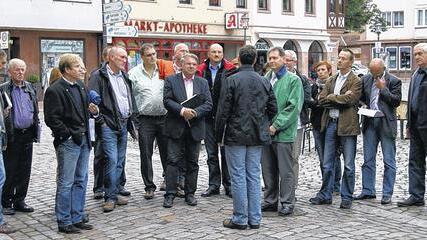 Nachhilfestunde: Welche gestalterischen Elemente einem homogenen und gefälligen Stadtbild guttun und welche weniger, ließ sich der Gemündener Stadtrat am Montag von Architekt Markus Uhl (Würzburg) bei einem Rundgang erklären. Links im Bild die Baufachleute des Rathauses, Jörg Breitenbach und Karlheinz März. Nachhilfestunde: Welche gestalterischen Elemente einem homogenen und gefälligen Stadtbild guttun und welche weniger, ließ sich der Gemündener Stadtrat am Montag von Architekt Markus Uhl (Würzburg) bei einem Rundgang erklären. Links im Bild die Baufachleute des Rathauses, Jörg Breitenbach und Karlheinz März.