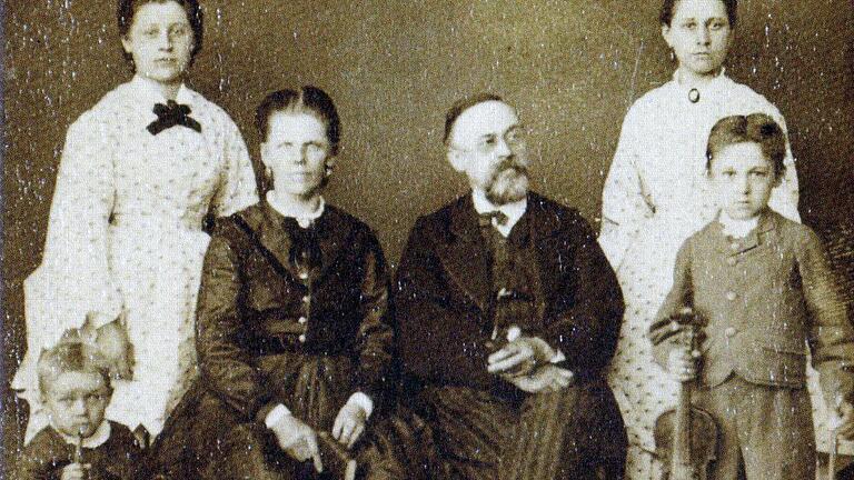 Familienfoto mit tiefer Wirkung: Die Familie Schmutzer mit (links unten) dem kleinen Philipp und (dahinter) seiner großen Schwester Hermine, der Urgroßmutter des Musikhistorikers Manfred Getzner. Familienfoto mit tiefer Wirkung: Die Familie Schmutzer mit (links unten) dem kleinen Philipp und (dahinter) seiner großen Schwester Hermine, der Urgroßmutter des Musikhistorikers Manfred Getzner.