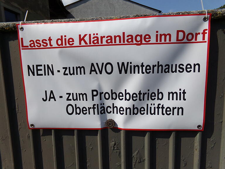 Mit Plakaten gehen die
Initiatoren des Riedenheimer Bürgerbegehrens
gegen die Schließung der Teichkläranlage vor. Mit Plakaten gehen die
Initiatoren des Riedenheimer Bürgerbegehrens
gegen die Schließung der Teichkläranlage vor.
