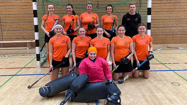 Stehen vor dem Aufstieg in die 2. Regionalliga: Die Frauen des Hockeyklubs Schweinfurt mit (hinten, von links) Nele Blume, Ronja Brändlein, Marika Hornung, Kira Kurzawski, Trainer Nils Müller sowie (vorne, von links) Lisa Fischer, Melissa Schramm, Tina Sängerlaub, Stephanie Schwarz, Lena Müller und (ganz vorne) Torhüterin Antonia Seipel. Es fehlt die Torhüterin Regina Niklaus.