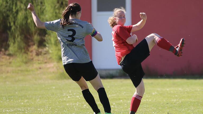 Gegen den SV Friesenhausen behielt die DJK Schondra klar die Oberhand. In dieser Spielszene blockt Theresa Knüttel (rechts) einen Schuss von SV-Spielführerin Lena Bulheller. Foto: Sebastian Schmitt - Gegen den SV Friesenhausen behielt die DJK Schondra klar die Oberhand. In dieser Spielszene blockt Theresa Knüttel (rechts) einen Schuss von SV-Spielführerin Lena Bulheller. Foto: Sebastian Schmitt Gegen den SV Friesenhausen behielt die DJK Schondra klar die Oberhand. In dieser Spielszene blockt Theresa Knüttel (rechts) einen Schuss von SV-Spielführerin Lena Bulheller. Foto: Sebastian Schmitt - Gegen den SV Friesenhausen behielt die DJK Schondra klar die Oberhand. In dieser Spielszene blockt Theresa Knüttel (rechts) einen Schuss von SV-Spielführerin Lena Bulheller. Foto: Sebastian Schmitt