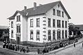 Neben der Obertorschule für Mädchen (im Bild) stand die Marktheidenfelder Kinderbewahranstalt, die 1891 eröffnet wurde. Beide Einrichtungen wurden von Klosterschwestern geleitet. Die historische Aufnahme zeigt die Schülerinnen in der linken und die Kinder, die die Kinderbewahranstalt besuchten, in der rechten Bildhälfte. Heute steht an der Ecke Brückenstraße/Petzoltstraße ein Wohn- und Geschäftshaus. (Archivbild)