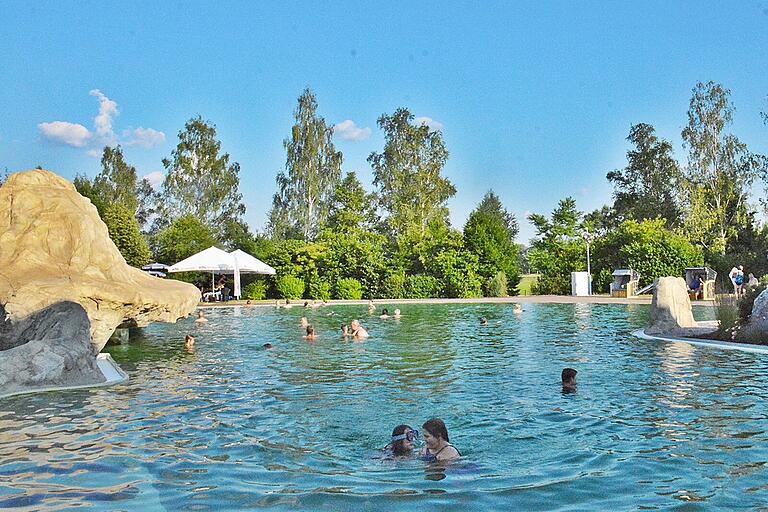 Einer der Garanten für die positive Entwicklung im Kurbereich: der Bad Königshöfer Heilwassersee. Auch die neue Wasserrutsche steigerte die Attraktivität der Kurstadt weiter. Einer der Garanten für die positive Entwicklung im Kurbereich: der Bad Königshöfer Heilwassersee. Auch die neue Wasserrutsche steigerte die Attraktivität der Kurstadt weiter.