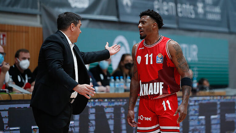 Sasa Filipovski (links) und Stanley Whittaker von Basketball-Bundesligist Würzburg Baskets wollen im Franken-Derby am Samstag in Bamberg gewinnen. Sasa Filipovski (links) und Stanley Whittaker von Basketball-Bundesligist Würzburg Baskets wollen im Franken-Derby am Samstag in Bamberg gewinnen.