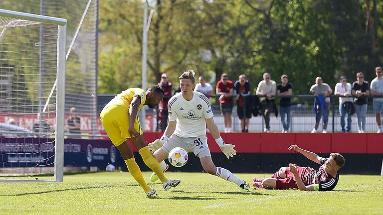 Glänzte vergangene Saison auch mit tollen Paraden gegen die Würzburger Kickers (links Saliou Sané): Jan Reichert (Mitte), Torhüter in Diensten des 1. FC Nürnberg.