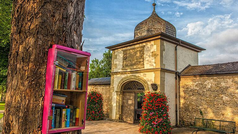 Der ehemalige Bücherschrank am Alten Friedhof in Kitzingen.