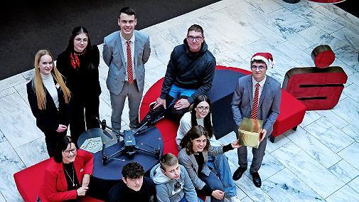 Selina Schubert (hinten v.l.), Erika Karle, Paul Valentin Hahn, Andreas Ideus, (vorne v.l.) Ute Seidel, Kinder aus dem Kinderhaus Aura mit Heimleiterin Lisa-Maria Rott und Ian Owens bei der Spendenübergabe. - Selina Schubert (hinten v.l.), Erika Karle, Paul Valentin Hahn, Andreas Ideus, (vorne v.l.) Ute Seidel, Kinder aus dem Kinderhaus Aura mit Heimleiterin Lisa-Maria Rott und Ian Owens bei der Spendenübergabe. Selina Schubert (hinten v.l.), Erika Karle, Paul Valentin Hahn, Andreas Ideus, (vorne v.l.) Ute Seidel, Kinder aus dem Kinderhaus Aura mit Heimleiterin Lisa-Maria Rott und Ian Owens bei der Spendenübergabe. - Selina Schubert (hinten v.l.), Erika Karle, Paul Valentin Hahn, Andreas Ideus, (vorne v.l.) Ute Seidel, Kinder aus dem Kinderhaus Aura mit Heimleiterin Lisa-Maria Rott und Ian Owens bei der Spendenübergabe.
