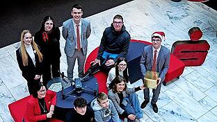 Selina Schubert (hinten v.l.), Erika Karle, Paul Valentin Hahn, Andreas Ideus, (vorne v.l.) Ute Seidel, Kinder aus dem Kinderhaus Aura mit Heimleiterin Lisa-Maria Rott und Ian Owens bei der Spendenübergabe.       -  Selina Schubert (hinten v.l.), Erika Karle, Paul Valentin Hahn, Andreas Ideus, (vorne v.l.) Ute Seidel, Kinder aus dem Kinderhaus Aura mit Heimleiterin Lisa-Maria Rott und Ian Owens bei der Spendenübergabe.