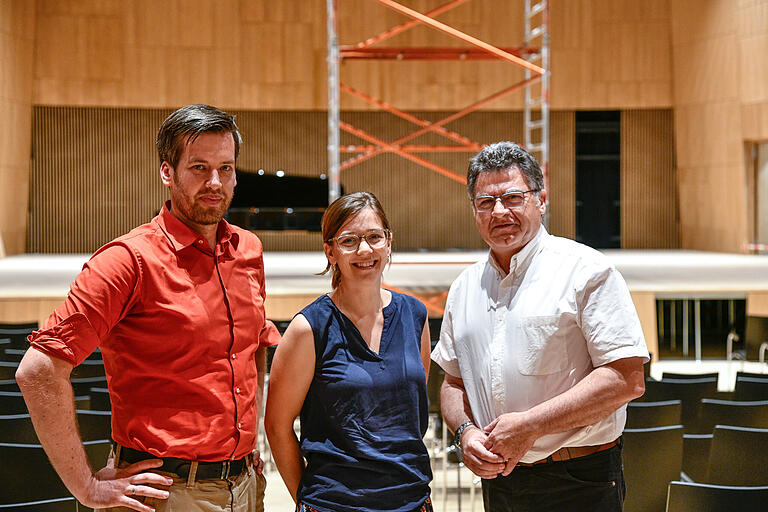 Intendant Johannes Mnich, Marketingleiterin Elisa Heiligers und Weikersheim Bürgermeister Klaus Kornberger stellen das neue Konzerthaus vor.