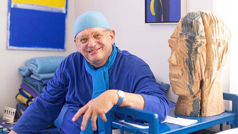 'Blau ist meine Lieblingsfarbe': Der Schriftsteller Peter Roos mit einer Büste des Bildhauers Konrad Franz. Ironischer Titel: 'Peter Roos als Ehrenbürger von Marktheidenfeld'. 'Blau ist meine Lieblingsfarbe': Der Schriftsteller Peter Roos mit einer Büste des Bildhauers Konrad Franz. Ironischer Titel: 'Peter Roos als Ehrenbürger von Marktheidenfeld'.