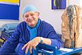 'Blau ist meine Lieblingsfarbe': Der Schriftsteller Peter Roos mit einer Büste des Bildhauers Konrad Franz. Ironischer Titel: 'Peter Roos als Ehrenbürger von Marktheidenfeld'.