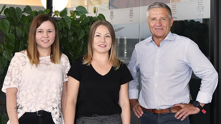 Im Bild (von links) Sophia Reinfelder, Elina Siegfried (Ausbilderin) und Geschäftsführer Horst Steinmetz. Im Bild (von links) Sophia Reinfelder, Elina Siegfried (Ausbilderin) und Geschäftsführer Horst Steinmetz.