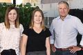 Im Bild (von links) Sophia Reinfelder, Elina Siegfried (Ausbilderin) und Geschäftsführer Horst Steinmetz.