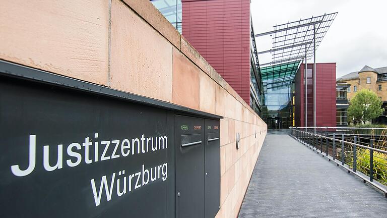 Im Würzburger Justizzentrum wurde ein 49-Jähriger aus dem Kreis Erding verurteilt, weil er Sex mit einem 13-jährigen Mädchen hatte. Im Würzburger Justizzentrum wurde ein 49-Jähriger aus dem Kreis Erding verurteilt, weil er Sex mit einem 13-jährigen Mädchen hatte. 