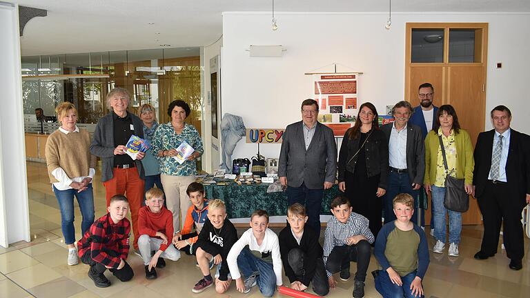 Die verschiedenen Akteure rund um Projektmanagerin Manuela Michl (Fünfte von rechts) eröffneten die Ausstellung zum Thema Fairtrade im Landratsamt Rhön-Grabfeld. Die verschiedenen Akteure rund um Projektmanagerin Manuela Michl (Fünfte von rechts) eröffneten die Ausstellung zum Thema Fairtrade im Landratsamt Rhön-Grabfeld.