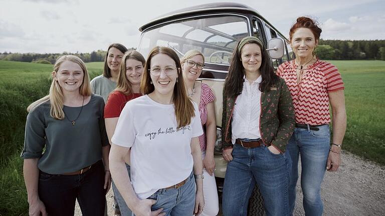 Sieben Landfrauen aus den sieben Regierungsbezirken und der legendäre Oldtimer-Bus: Das ist das Kernstück des Formats „Landfrauenküche“. In dieser Staffel vertritt Nadine Manger aus Ginolfs den Regierungsbezirk Unterfranken. (Mitte vorne, Vierte von links) Sieben Landfrauen aus den sieben Regierungsbezirken und der legendäre Oldtimer-Bus: Das ist das Kernstück des Formats „Landfrauenküche“. In dieser Staffel vertritt Nadine Manger aus Ginolfs den Regierungsbezirk Unterfranken. (Mitte vorne, Vierte von links)