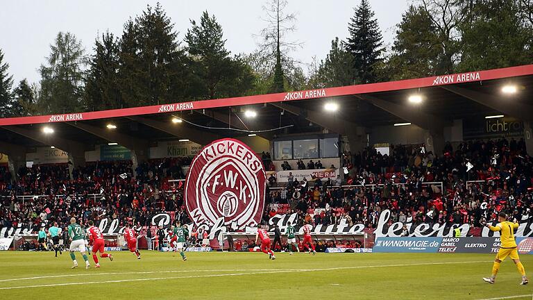 Ob am Dallenberg in der kommenden Saison wieder in der Dritten Liga der Ball rollt, entscheidet sich in den Aufstiegsspielen. Die Drittliga-Lizenz haben die Würzburger Kickers erhalten.