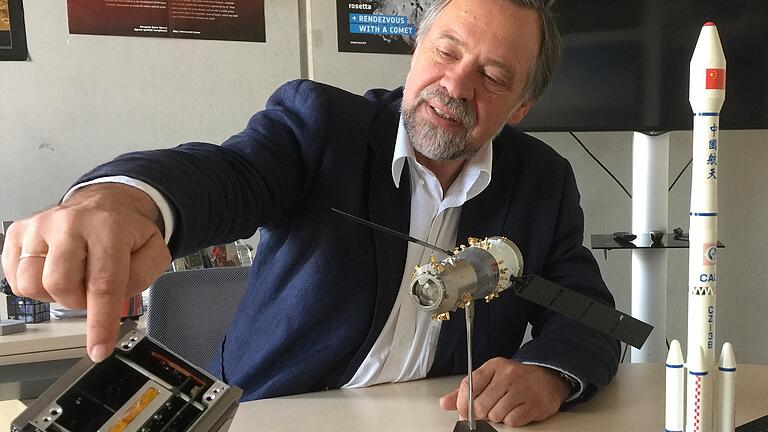 Satellitenproduktion im All - Die einzelnen Teile eines Satelliten überstehen leichter den Transport ins All. Im Orbit sollen sie wieder zusammengesteckt werden. Professor Klaus Schilling hat einige Modelle auf seinem Schreibtisch im Zentrum für Telematik am Würzburger Hubland. Satellitenproduktion im All - Die einzelnen Teile eines Satelliten überstehen leichter den Transport ins All. Im Orbit sollen sie wieder zusammengesteckt werden. Professor Klaus Schilling hat einige Modelle auf seinem Schreibtisch im Zentrum für Telematik am Würzburger Hubland.