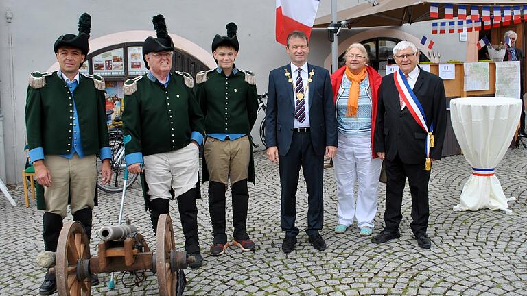 Bereit für die Eröffnung des Kunsthandwerkermarktes: Die Kanoniere Markus Schunk, Gerd Kaßler und Til Dulitz sowie Bürgermeister Thomas Helbling, Marie-Odile Leclere und Guy Le Provost begrüßten die Händler und Marktbesucher. Bereit für die Eröffnung des Kunsthandwerkermarktes: Die Kanoniere Markus Schunk, Gerd Kaßler und Til Dulitz sowie Bürgermeister Thomas Helbling, Marie-Odile Leclere und Guy Le Provost begrüßten die Händler und Marktbesucher.