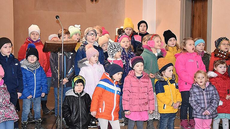 Zu einem abwechslungsreichen Geburtstagsgottesdienst der Christuskirche Haßfurt trug der Kinderchor bei, der musikalisch Licht ins Dunkel trug.