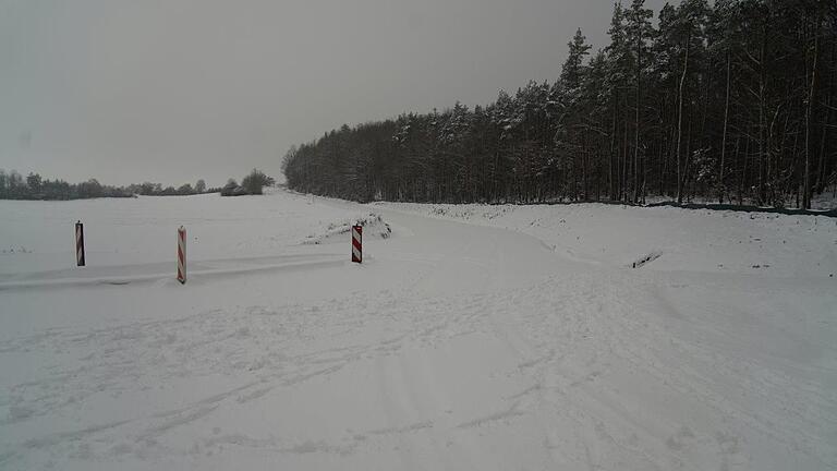 Wintereinbruch Anfang Dezember: Zehn Zentimeter Schnee machten die geplanten Straßenbauarbeiten (im Bild die Abzweigung nach Unterwaldbehrungen) unmöglich. Wintereinbruch Anfang Dezember: Zehn Zentimeter Schnee machten die geplanten Straßenbauarbeiten (im Bild die Abzweigung nach Unterwaldbehrungen) unmöglich. 
