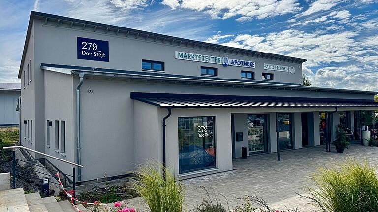 Die neue Hausarztpraxis in Marksteft liegt direkt neben der Apotheke. Die neue Hausarztpraxis in Marksteft liegt direkt neben der Apotheke.