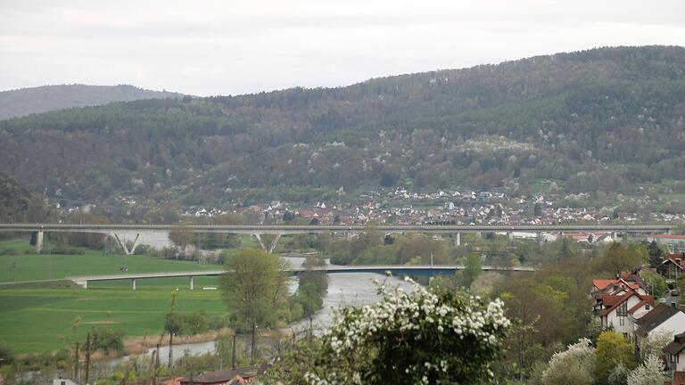 Auf der Hofstettener Seite der Gemündener Mainbrücke könnte links und rechts ein Vorranggebiet für den Abbau von Sand und Kies entstehen. Auf der Hofstettener Seite der Gemündener Mainbrücke könnte links und rechts ein Vorranggebiet für den Abbau von Sand und Kies entstehen.