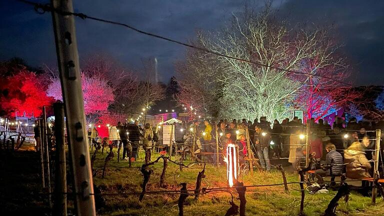 Frühling im Weinberg! Am Wochenende wird der Beginn der wärmeren Jahreszeit in den Weinbergen über Randersacker gefeiert. Frühling im Weinberg! Am Wochenende wird der Beginn der wärmeren Jahreszeit in den Weinbergen über Randersacker gefeiert.