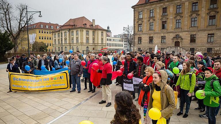 „Schweinfurt ist bunt“ sollte sich nach Ansicht der CSU nach Links abgrenzen. „Schweinfurt ist bunt“ sollte sich nach Ansicht der CSU nach Links abgrenzen.