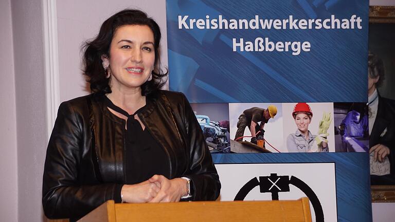 Die Bundestagsabgeordnete Dorothee Bär forderte die anwesenden Handwerksmeister auf, ihre speziellen Probleme auf dem flachen Land zu schildern, denn in Berlin werde oftmals nur in städtischen Kategorien gedacht. Die Bundestagsabgeordnete Dorothee Bär forderte die anwesenden Handwerksmeister auf, ihre speziellen Probleme auf dem flachen Land zu schildern, denn in Berlin werde oftmals nur in städtischen Kategorien gedacht.