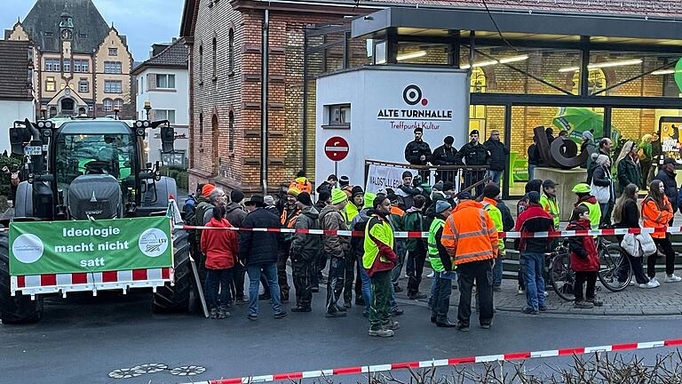 Nicht zu überhören: Der politische Aschermittwoch der Grünen in der Alten Turnhalle in Lohr ist von einer Demonstration begleitet worden. Die Polizei schätzte, dass rund 150 Teilnehmer ihren Unmut kund taten. Nicht zu überhören: Der politische Aschermittwoch der Grünen in der Alten Turnhalle in Lohr ist von einer Demonstration begleitet worden. Die Polizei schätzte, dass rund 150 Teilnehmer ihren Unmut kund taten.