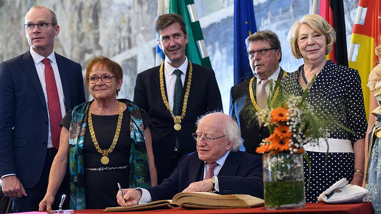 Der irische Staatspräsident Michael D. Higgins trägt sich im Rathaus in Würzburg in das Goldene Buch der Stadt ein. Der irische Staatspräsident Michael D. Higgins trägt sich im Rathaus in Würzburg in das Goldene Buch der Stadt ein.