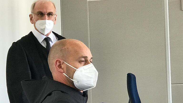 Bruder Abraham Sauer (vorne) muss sich mit seinem Verteidiger Franz Bethäuser erneut wegen der Gewährung von Kirchenasyl vor Gericht verantworten. In erster Instanz war er im April 2021 in Kitzingen freigesprochen worden.