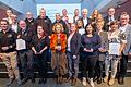 Die Gewinnerinnen und Gewinner der Aktion 'Zeichen setzen!' 2022 feierten mit den Initiatoren der Mediengruppe Main-Post, des Lernwerks Volkersberg und der Schauspielerin Michaela May (1. Reihe, 4. v. li.) im Vogel Convention Center in Würzburg das Ehrenamt.